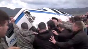 “ndizet”-protesta-e-fermereve-ne-greqi,-policia-perdor-spraj-lotsjelles-dhe-granata-zhurmuese,-turma-permbys-makinat-dhe-qellon-me…