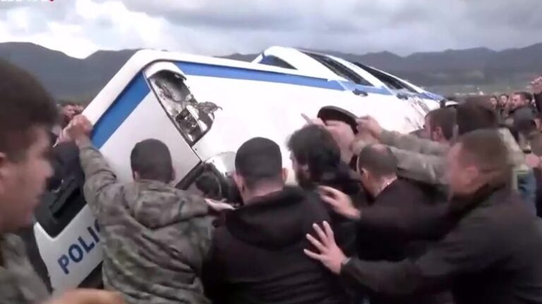 “ndizet”-protesta-e-fermereve-ne-greqi,-policia-perdor-spraj-lotsjelles-dhe-granata-zhurmuese,-turma-permbys-makinat-dhe-qellon-me…