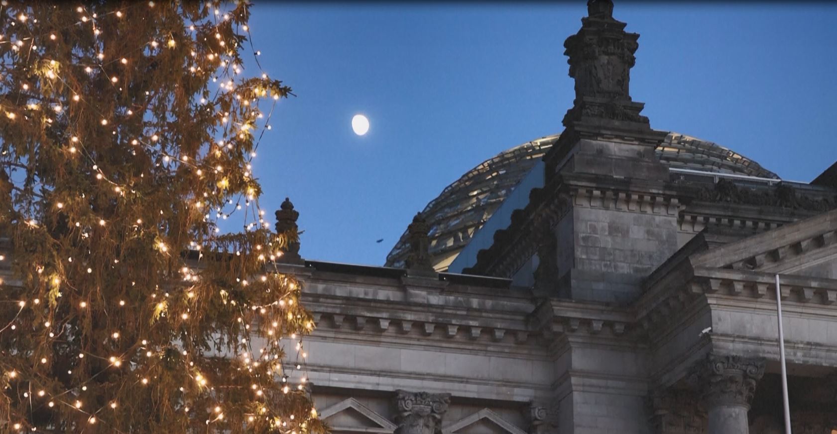 foto/-berlini-ne-shpirtin-e-krishtlindjes,-kryeqyteti-gjerman-zbukurohet-per-festat-e-fundvitit