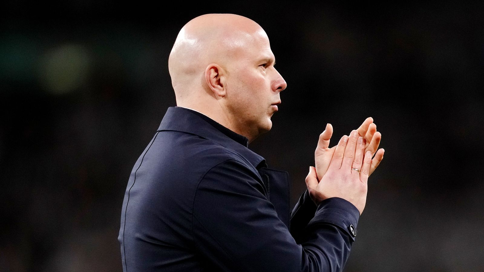 slot-qendron-deri-ne-fund-te-sezonit,-liverpool-piketon-trajnerin-e-ri-qe-eshte-“makthi”-i-te-kuqve