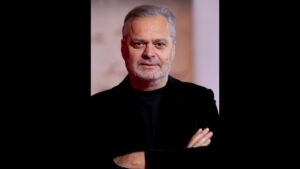 analiza/-“35-vjet-me-pare-shqiperia-komuniste-ishte-nje-fushe-me-balte-ne-mes-te-perendimit”,-ben-blushi:-komunizmi-vdiq-ne-dhjetor-1990,-problemi-sot-jane-idiotet