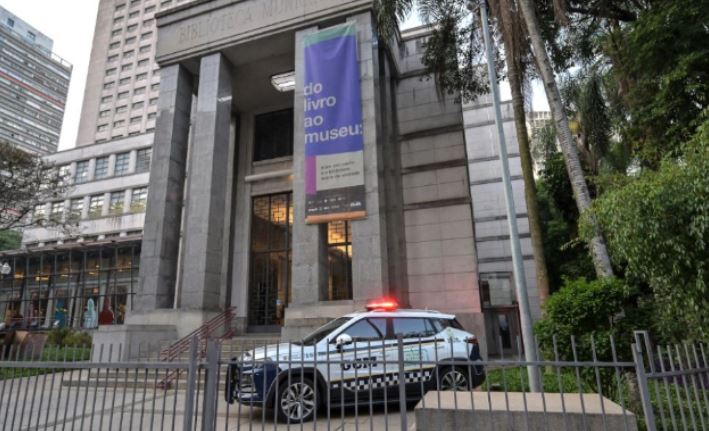 brazil/-persona-te-armatosur-grabisin-biblioteken-e-sao-paolos