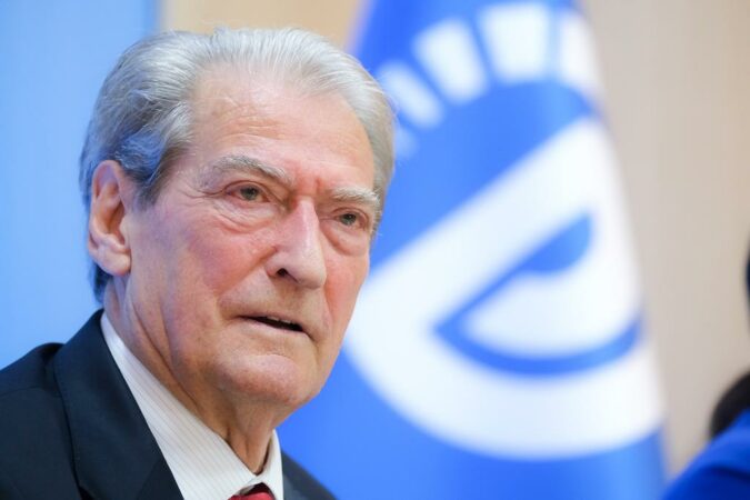 pse-nuk-“ndizen”-protestat-ne-shqiperi-si-ne-bullgari-ku-u-“gjunjezua”-qeverine?-berisha:-njerezit-perballen-me-pasoja,-te-mbyllin-dyqanin-dhe…