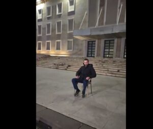 video/-ulur-ne-karrige-para-kryeministrise,-lapaj-nis-i-vetem-protesten-kunder-rames:-do-te-jem-ketu,-dite-e-nate-pa-ndalim!