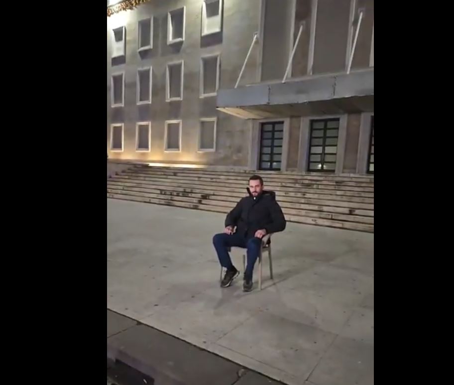 video/-ulur-ne-karrige-para-kryeministrise,-lapaj-nis-i-vetem-protesten-kunder-rames:-do-te-jem-ketu,-dite-e-nate-pa-ndalim!