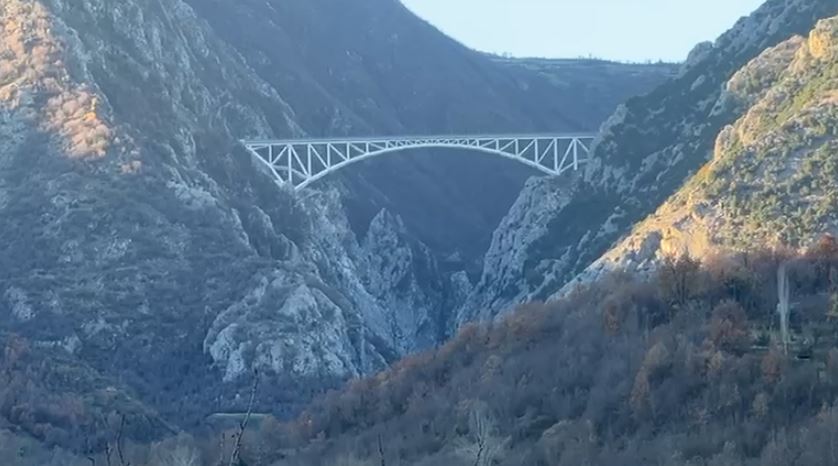 e-rende-ne-mat/-40-vjecari-hidhet-nga-ura-rreth-160-metra-e-larte,-nipi-i-“gjeneralit”-te-krimit,-nehat-kulla