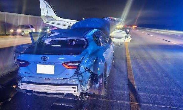 video/-avioni-ben-ulje-emergjente-ne-autostrade-ne-florida,-perplaset-me-makinen