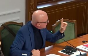 “s’jemi-ne-kafen-e-kuvendit,-te-mbaroj-votimin-dhe-kercitja”/-“kjo-qe-pretendoni-eshte…”,-manja-strazimirit:-kujdes-fjalorin!-genjyet-kandidatet