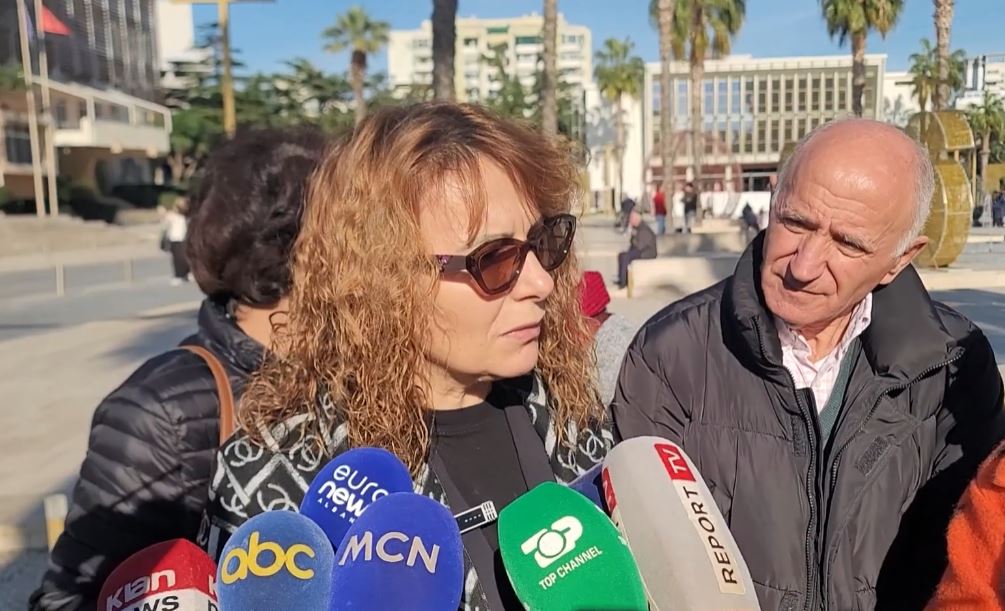 familjaret-e-15-vjecarit-te-vrare-ne-durres-ngrihen-ne-proteste-dhe-kerkojne-drejtesi:-shkojne-ne-shkolle-me-thika,-jo-me-libra