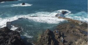 dallge-masive-ne-tenerife/-‘perpihen’-nga-uji-turistet,-kater-viktima