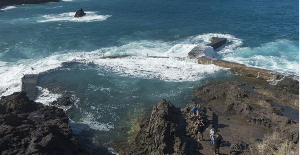 dallge-masive-ne-tenerife/-‘perpihen’-nga-uji-turistet,-kater-viktima