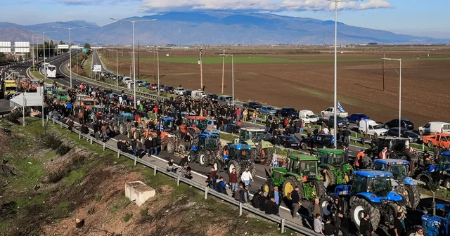 bllokime-serish-ne-kufi/-protesta-e-fermereve-greke,-ndalohet-levizja-nga-ora-18:00-21:00