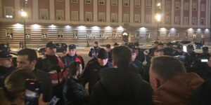 video/-“shtet-qe-vret”,-lapaj-ngre-cader-para-kryeministrise,-policia-nderhyn-dhe-e-heq-me-force