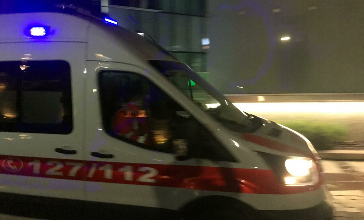 korce,-85-vjecarja-rrezohet-nga-ballkoni-dhe-bie-mbi-motorrin-e-kondicionerit.-mjeket:-e-moshuara-jashte-rrezikut-per-jeten