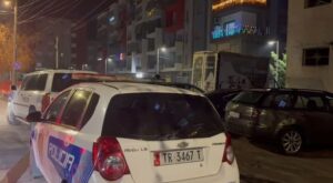 video/-85-vjecarja-ne-korce-shpeton-mrekullisht-pasi-bie-nga-ballkoni-dhe-ngec-ne-kabllot-e-pallatit