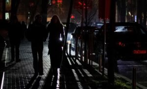 gjysma-e-kievit-ne-erresire-pas-sulmeve-ruse,-teksa-ukraina-ndermerr-hapa-per-kursimin-e-rrymes