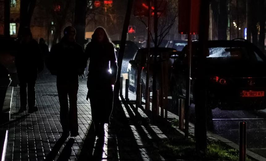 gjysma-e-kievit-ne-erresire-pas-sulmeve-ruse,-teksa-ukraina-ndermerr-hapa-per-kursimin-e-rrymes