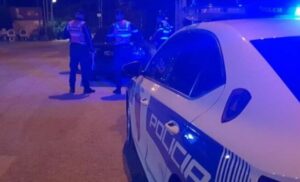 detaje/-me-kapuc-ne-koke,-dy-persona-i-vendosin-tritolin-biznesit-ne-shkoder-dhe-largohen,-kamerat-kapin-levizjet-e-autoreve