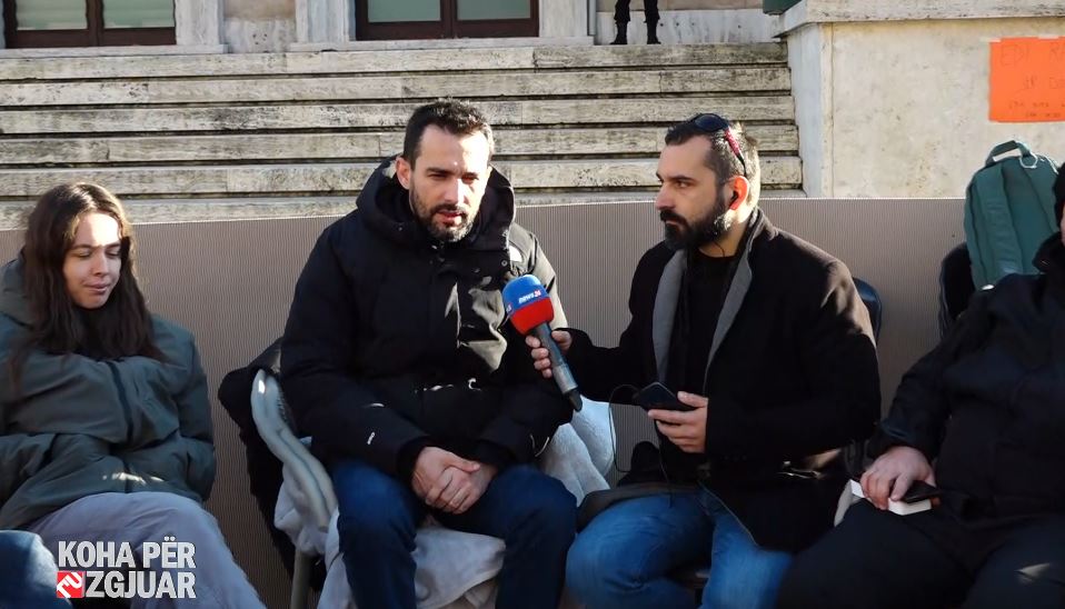 “u-kapen-gafil-duke-vjedhur”/-lapaj-vijon-protesten-para-kryeministrise:-te-mungoje-hekuri-ne-tunelin-e-llogarase,-jo-vetem-vjedhje,-por-rrezikim-jete!-te-imponojme-doreheqjen-e-rames