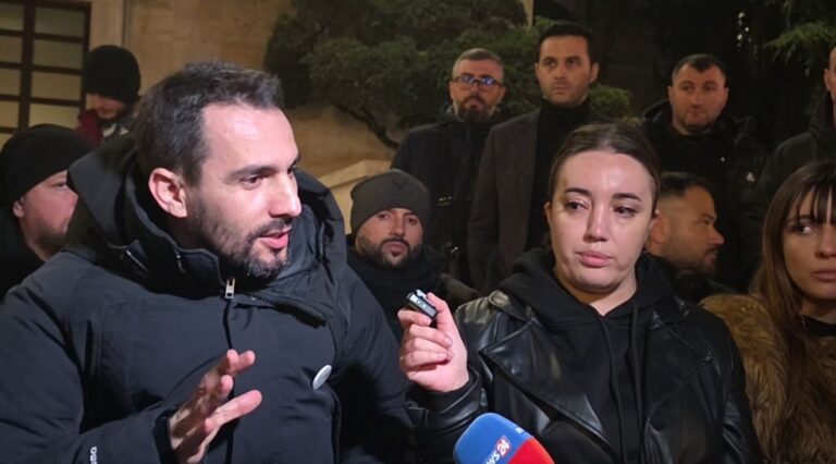 proteston-prej-dy-ditesh-para-kryeministrise,-policia-procedon-adriatik-lapajn