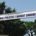 shkoder,-i-riu-merr-para-kembesorin-dhe-dy-automjete-te-parkuara