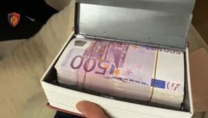 video/-euro-te-futura-ne-kuti,-jelek-antiplumb-dhe-dylbi,-dalin-pamjet-nga-aksioni-per-arrestimin-e-grupit-‘raja’