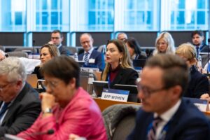 “te-barabarta-ne-politike-dhe-ne-jeten-publike”,-vokshi-prezanton-ne-ppe-nje-rezolute-kunder-dhunes-ndaj-grave