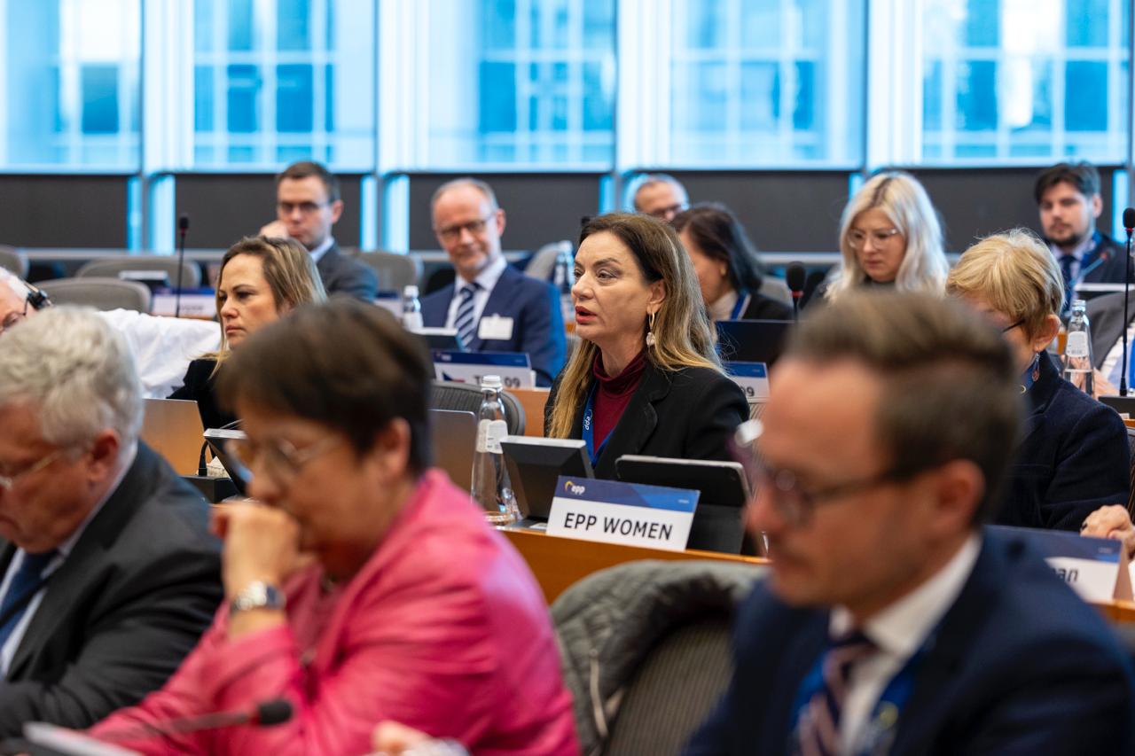 “te-barabarta-ne-politike-dhe-ne-jeten-publike”,-vokshi-prezanton-ne-ppe-nje-rezolute-kunder-dhunes-ndaj-grave