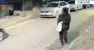 video/-i-dogji-automjetin-luksoz-nje-shtetasi,-arrestohet-39-vjecari.-momenti-kur-largohet-pasi-i-ve-flaken