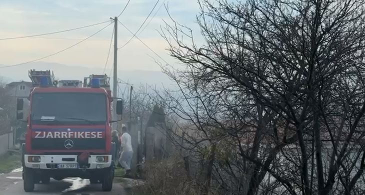 perfshihet-nga-flaket-nje-banese-ne-pogradec,-zjarrfikesja-ne-vendngjarje.-evakuohen-familjaret