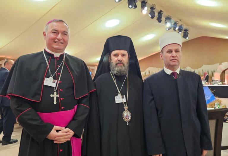 samiti-i-aqabes,-kryepiskopi-i-shqiperise-joani-viziton-vendet-e-shenjta-ne-jordani