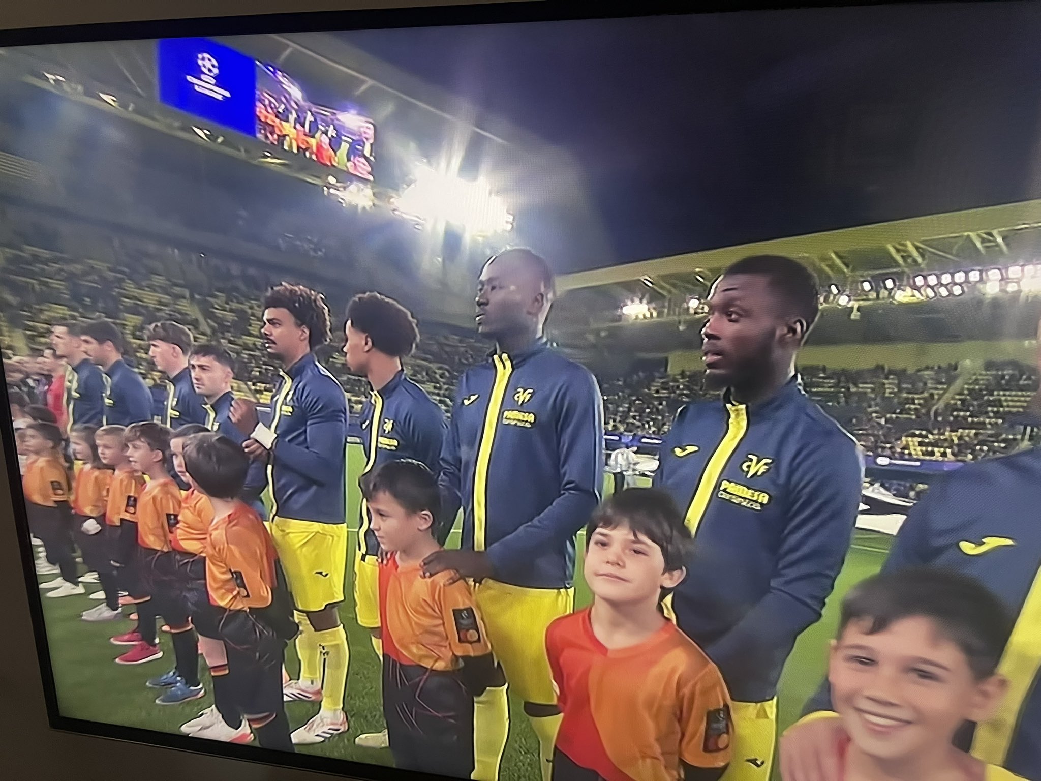 ndodh-ne-spanje!-ngaterrojne-himnin-e-champions-league-me-ate-te-europa-league-(video)