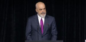 rama-dekoron-me-urdhrin-e-larte-te-‘skenderbeut’,-artan-lame-dhe-filip-rrumbullaku