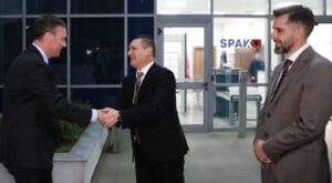 lufta-ndaj-krimit-nderkombetar/-shba-vlereson-punen-e-dumanit-ne-krye-te-spak:-shpresojme-do-vijoje-me-pasardhesin-e-ri