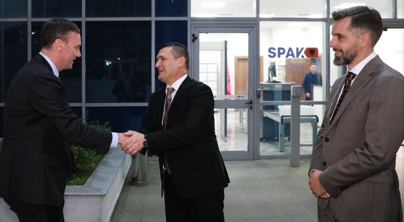 lufta-ndaj-krimit-nderkombetar/-shba-vlereson-punen-e-dumanit-ne-krye-te-spak:-shpresojme-do-vijoje-me-pasardhesin-e-ri