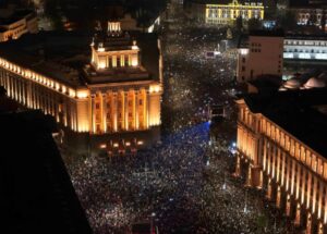 “doreheqje”,-“mafia-jashte”-dhe-“per-zgjedhje-te-drejta”/-mijera-njerez-protestojne-serish-ne-bullgari-per-te-kerkuar-doreheqjen-e-qeverise
