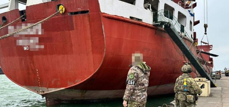 ukraina-ndalon-nje-anije-me-flamur-te-huaj-ne-portin-e-odeses