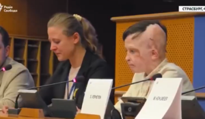 “ishim-ne-spital-kur-ra-bomba,-nenen-e-gjeta-nen-rrenoja”/-rrefimi-trondites-i-11-vjecarit-ukrainas-prek-parlamentin-europian,-lot-dhe-emocione