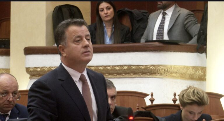 demokrati-debat-me-ballen/-“‘injorant’,-e-ka-fjalori-i-gjuhes-shqipe”-peleshi-i-kthehet-nokes:-edhe-etiken-e-ka!