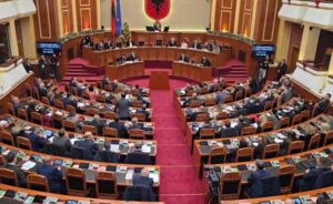 ‘injorant’/-plas-debati-ne-kuvend,-noka-ofendon-ballen,-socialisti-kerkon-10-minuta-pushim,-peleshi-nderpret-seancen-plenare