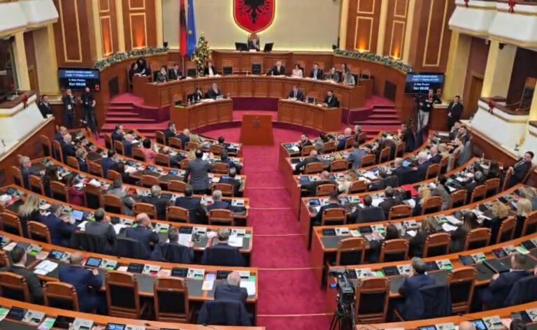 ‘injorant’/-plas-debati-ne-kuvend,-noka-ofendon-ballen,-socialisti-kerkon-10-minuta-pushim,-peleshi-nderpret-seancen-plenare