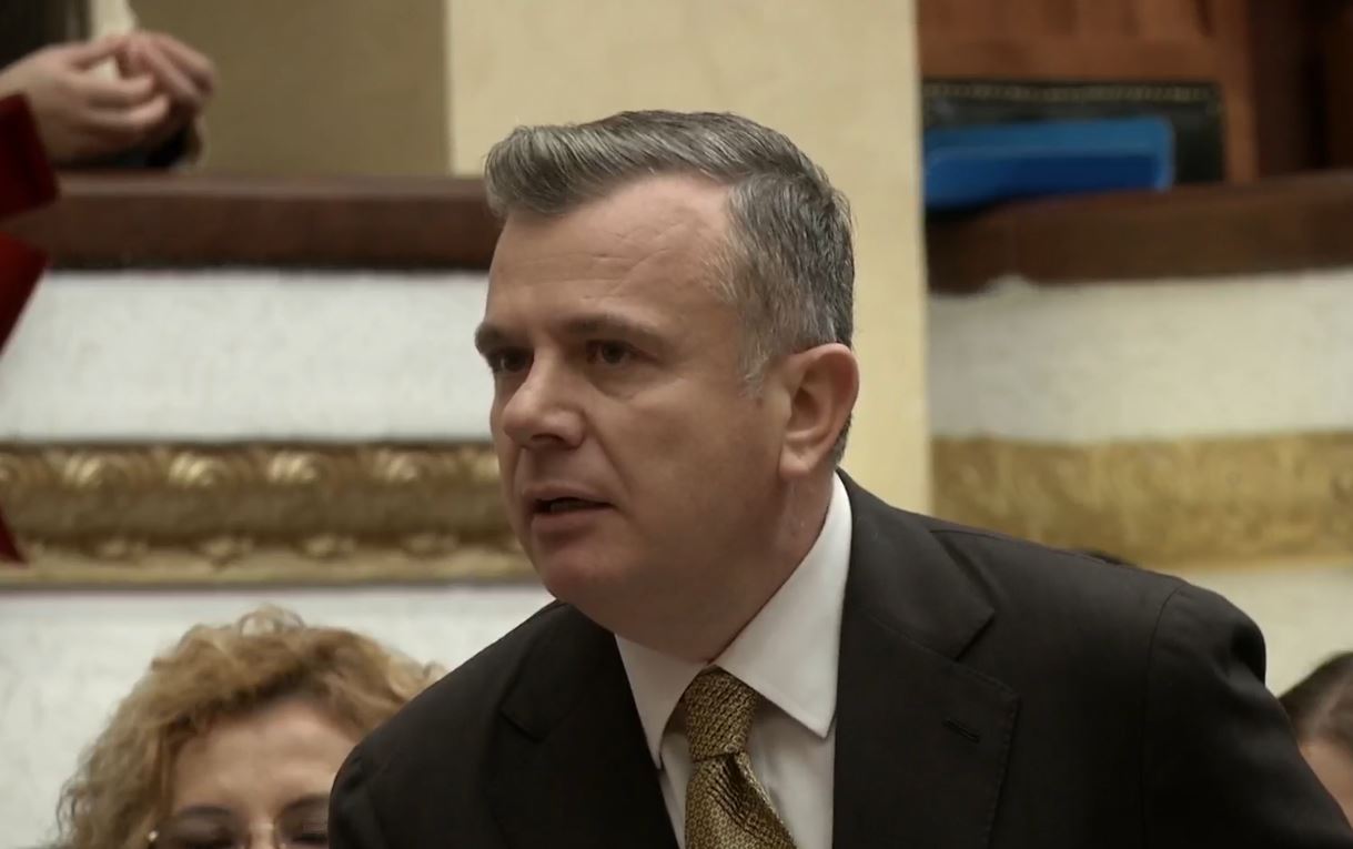 “nuk-flas-derisa-noka-te-dale-nga-salla”/-tensione-per-avokatin-e-popullit,-balla:-flisni-per-lepuj,-por-zagaret…!