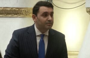 debati-per-avokatin-e-popullit/-pd-hoqi-dore-nga-kandidatet,-kellici-mazhorances:-ne-2022-pranuat-terheqjen-e-firmave-ne-seance,-ndersa-sot…