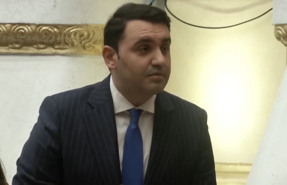 debati-per-avokatin-e-popullit/-pd-hoqi-dore-nga-kandidatet,-kellici-mazhorances:-ne-2022-pranuat-terheqjen-e-firmave-ne-seance,-ndersa-sot…