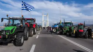 protestat-e-fermereve-ne-greqi,-bllokohet-serish-aksi-rrugor-kakavije–janine