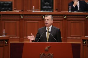 “1.250-dite-ne-shkelje-te-ligjit”,-balla-i-prere-me-opoziten:-sot-votojme-avokatin-me-kandidaturat-qe-keni-sjelle-ju!