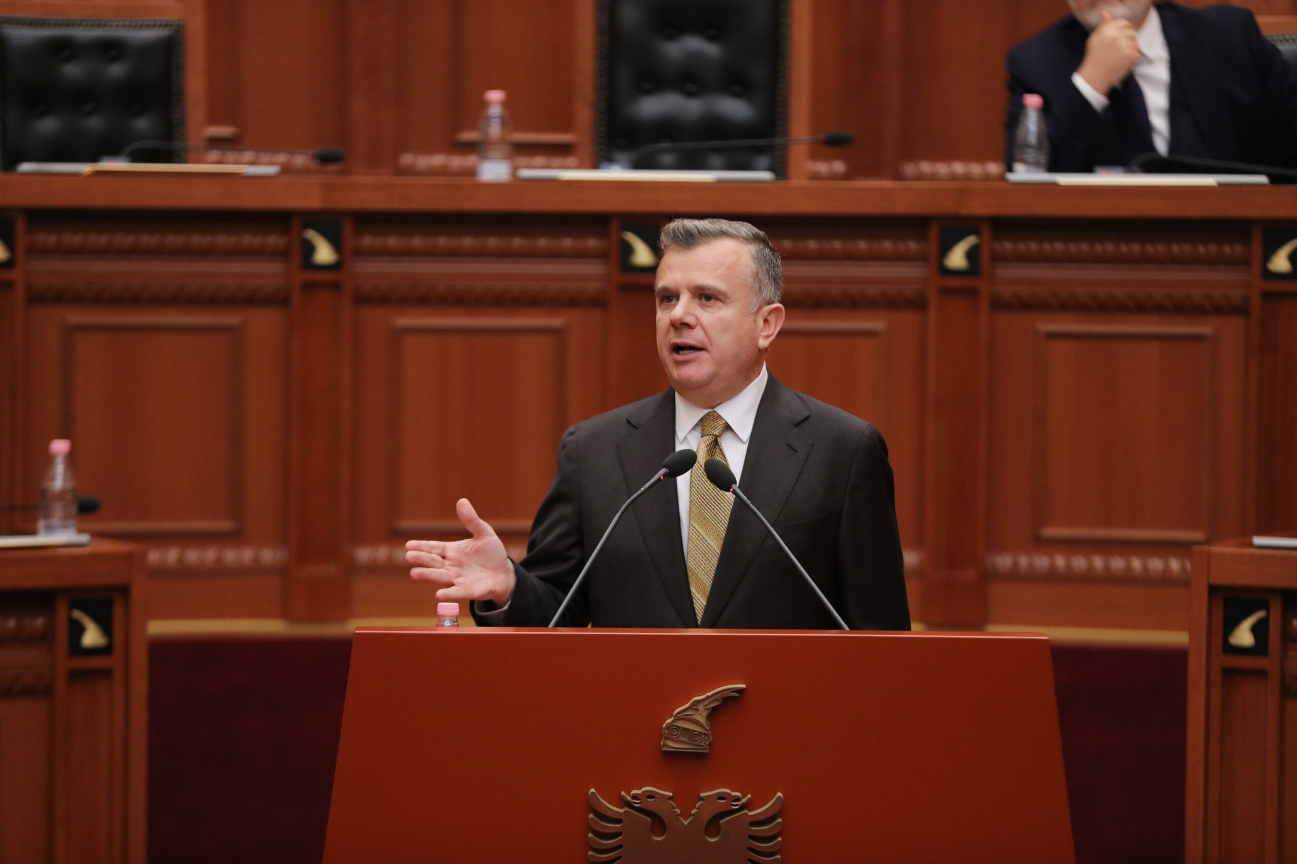 “1.250-dite-ne-shkelje-te-ligjit”,-balla-i-prere-me-opoziten:-sot-votojme-avokatin-me-kandidaturat-qe-keni-sjelle-ju!