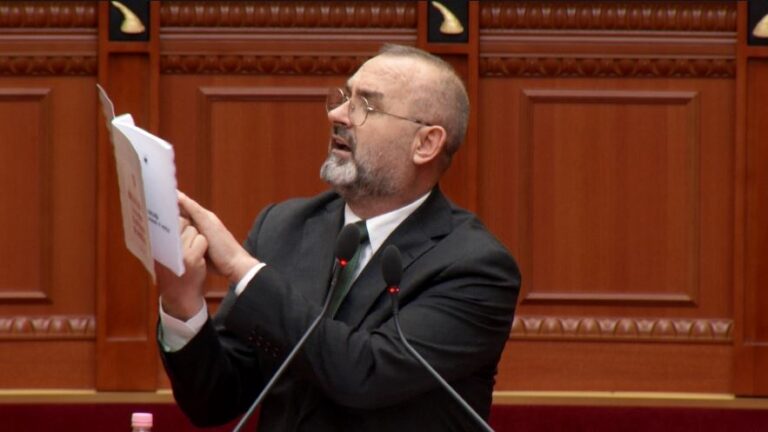 “po-ziheni-se-kush-eshte-‘ujku-i-cerrikut’-dhe-‘lepuri-i-surrelit’”,-manja:-mundesine-ua-dhame-per-firmat,-sot-zgjedhim-avokatin-e-popullit!