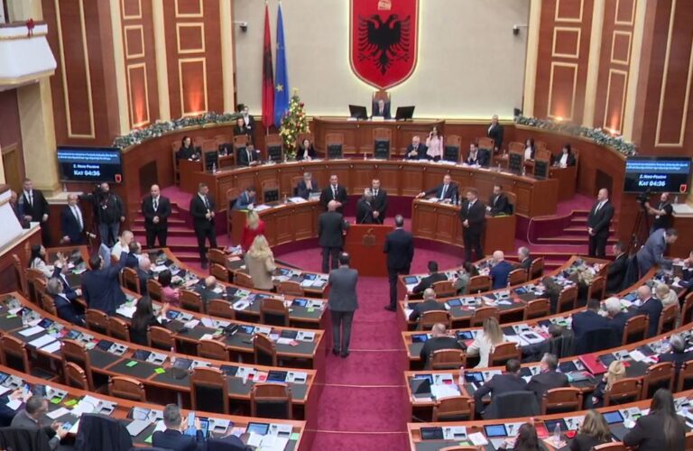 berisha-bllokon-foltoren,-peleshi-nderpret-seancen:-5-minuta-pushim!