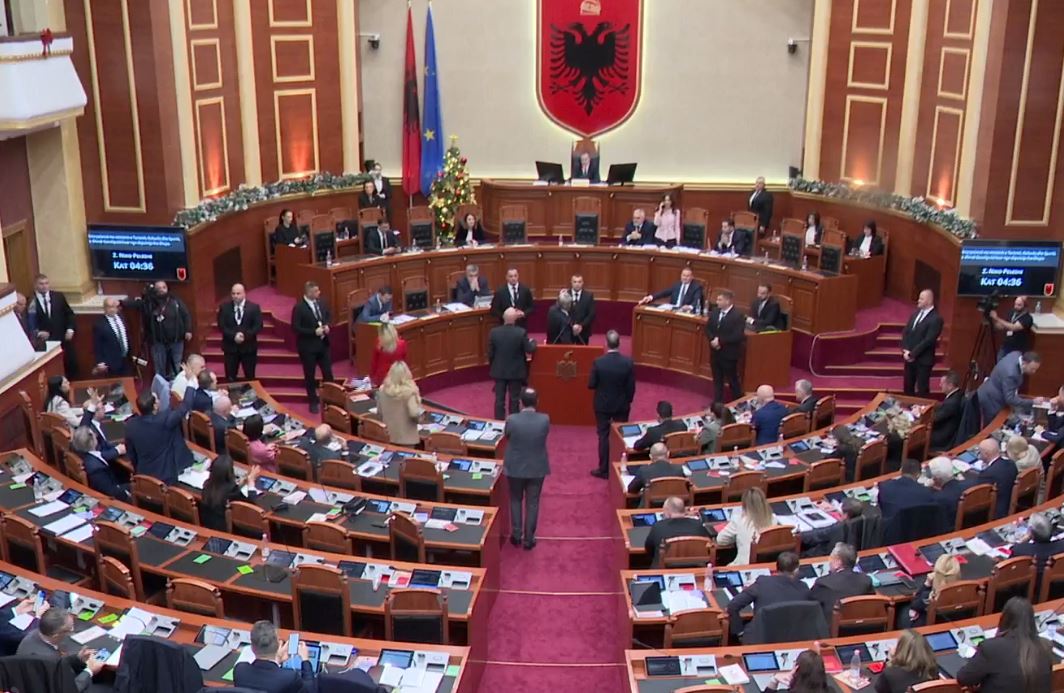 berisha-bllokon-foltoren,-peleshi-nderpret-seancen:-5-minuta-pushim!